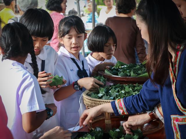 คณะรัฐศาสตร์และสังคมศาสตร์,มหาวิทยาลัยพะเยา,ร่วมกิจกรรม,“ข่วงผญ๋า”หรือ“ลานองค์ความรู้”,ที่จัดขึ้นโดยทางศูนย์การเรียนรู้ผู้สูงวัยวัดแม่กาห้วยเคียน