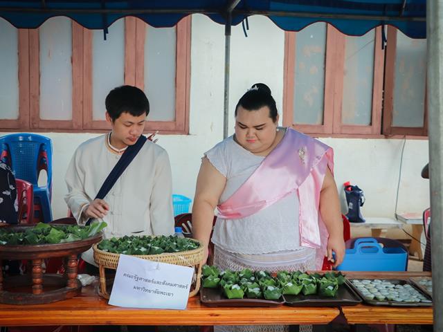 คณะรัฐศาสตร์และสังคมศาสตร์,มหาวิทยาลัยพะเยา,ร่วมกิจกรรม,“ข่วงผญ๋า”หรือ“ลานองค์ความรู้”,ที่จัดขึ้นโดยทางศูนย์การเรียนรู้ผู้สูงวัยวัดแม่กาห้วยเคียน