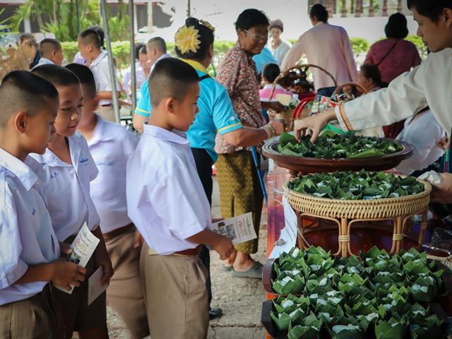 คณะรัฐศาสตร์และสังคมศาสตร์,มหาวิทยาลัยพะเยา,ร่วมกิจกรรม,“ข่วงผญ๋า”หรือ“ลานองค์ความรู้”,ที่จัดขึ้นโดยทางศูนย์การเรียนรู้ผู้สูงวัยวัดแม่กาห้วยเคียน