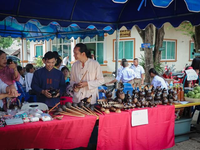 คณะรัฐศาสตร์และสังคมศาสตร์,มหาวิทยาลัยพะเยา,ร่วมกิจกรรม,“ข่วงผญ๋า”หรือ“ลานองค์ความรู้”,ที่จัดขึ้นโดยทางศูนย์การเรียนรู้ผู้สูงวัยวัดแม่กาห้วยเคียน