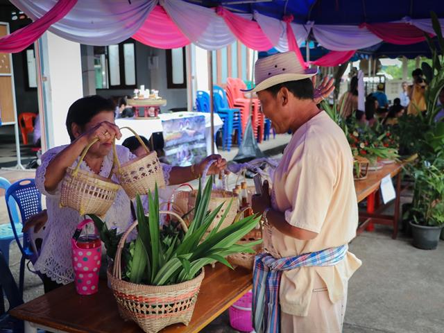 คณะรัฐศาสตร์และสังคมศาสตร์,มหาวิทยาลัยพะเยา,ร่วมกิจกรรม,“ข่วงผญ๋า”หรือ“ลานองค์ความรู้”,ที่จัดขึ้นโดยทางศูนย์การเรียนรู้ผู้สูงวัยวัดแม่กาห้วยเคียน