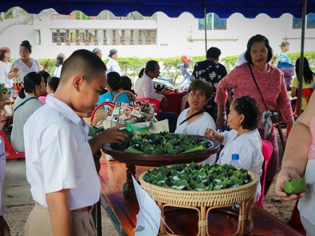 คณะรัฐศาสตร์และสังคมศาสตร์,มหาวิทยาลัยพะเยา,ร่วมกิจกรรม,“ข่วงผญ๋า”หรือ“ลานองค์ความรู้”,ที่จัดขึ้นโดยทางศูนย์การเรียนรู้ผู้สูงวัยวัดแม่กาห้วยเคียน