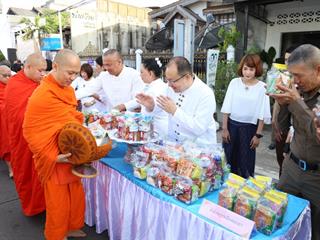 มหาวิทยาลัยพะเยา,ร่วมทำบุญตักบาตรข้าวสารอาหารแห้งแด่พระสงฆ์,ร่วมกับจังหวัดพะเยา,เนื่องในวันอาสาฬหบูชาประจำปี,2562