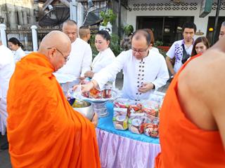 มหาวิทยาลัยพะเยา,ร่วมทำบุญตักบาตรข้าวสารอาหารแห้งแด่พระสงฆ์,ร่วมกับจังหวัดพะเยา,เนื่องในวันอาสาฬหบูชาประจำปี,2562