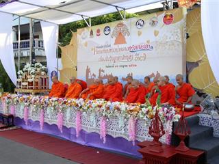 มหาวิทยาลัยพะเยา,ร่วมทำบุญตักบาตรข้าวสารอาหารแห้งแด่พระสงฆ์,ร่วมกับจังหวัดพะเยา,เนื่องในวันอาสาฬหบูชาประจำปี,2562