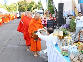 มหาวิทยาลัยพะเยา,ร่วมทำบุญตักบาตรข้าวสารอาหารแห้งแด่พระสงฆ์,ร่วมกับจังหวัดพะเยา,เนื่องในวันอาสาฬหบูชาประจำปี,2562