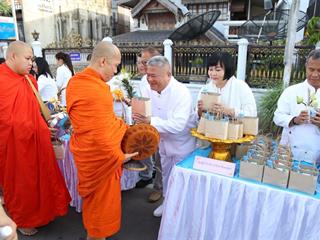 มหาวิทยาลัยพะเยา,ร่วมทำบุญตักบาตรข้าวสารอาหารแห้งแด่พระสงฆ์,ร่วมกับจังหวัดพะเยา,เนื่องในวันอาสาฬหบูชาประจำปี,2562