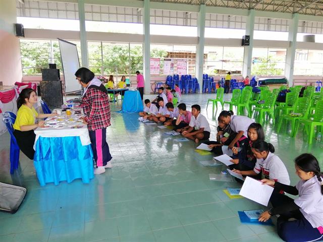 นิสิตสาขาวิชาการส่งเสริมสุขภาพ,คณะแพทยศาสตร์,มหาวิทยาลัยพะเยา,,,,,,,,,,,,,,,,,,,,จัดโครงการอาสาสมัครน้อยประจำโรงเรียน,(อสม.น.),ภายใต้โครงการจิตสำนึกรักเมืองไทยปีที่,11,,โดยการสนับสนุนของสำนักงานเลขานุการสำนักงานปลัดกระทรวงกลาโหม