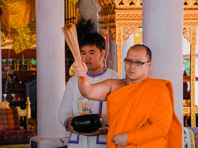 คณะศิลปศาสตร์ร่วมใจทำบุญถวายเทียนพรรษา,ณ,วัดพระธาตุจอมทอง,จังหวัดพะเยา