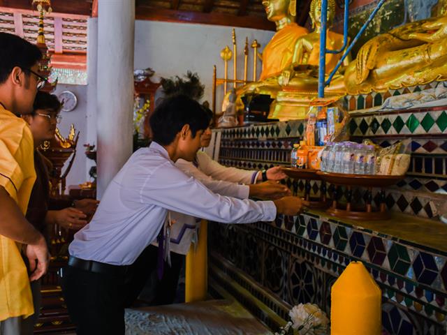 คณะศิลปศาสตร์ร่วมใจทำบุญถวายเทียนพรรษา,ณ,วัดพระธาตุจอมทอง,จังหวัดพะเยา