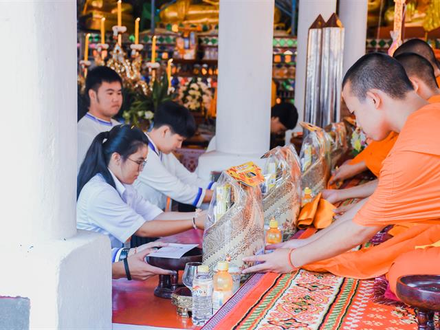 คณะศิลปศาสตร์ร่วมใจทำบุญถวายเทียนพรรษา,ณ,วัดพระธาตุจอมทอง,จังหวัดพะเยา