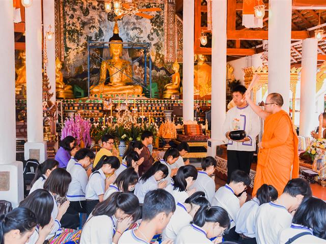 คณะศิลปศาสตร์ร่วมใจทำบุญถวายเทียนพรรษา,ณ,วัดพระธาตุจอมทอง,จังหวัดพะเยา