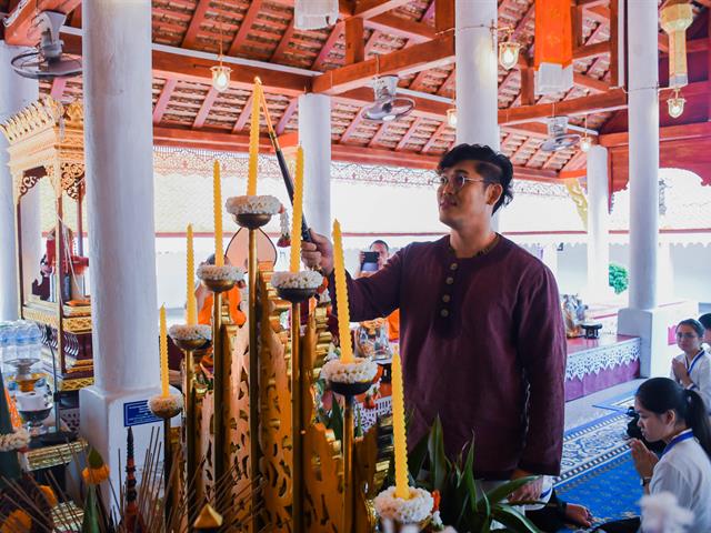 คณะศิลปศาสตร์ร่วมใจทำบุญถวายเทียนพรรษา,ณ,วัดพระธาตุจอมทอง,จังหวัดพะเยา