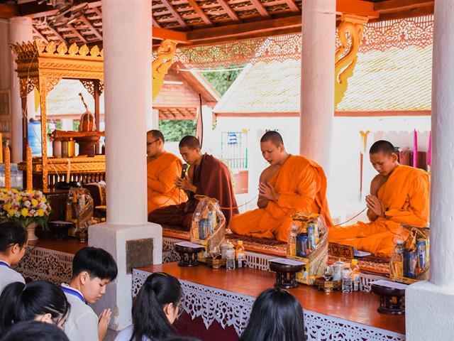 คณะศิลปศาสตร์ร่วมใจทำบุญถวายเทียนพรรษา,ณ,วัดพระธาตุจอมทอง,จังหวัดพะเยา