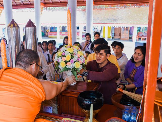 คณะศิลปศาสตร์ร่วมใจทำบุญถวายเทียนพรรษา,ณ,วัดพระธาตุจอมทอง,จังหวัดพะเยา