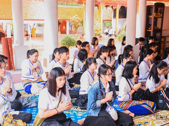 คณะศิลปศาสตร์ร่วมใจทำบุญถวายเทียนพรรษา,ณ,วัดพระธาตุจอมทอง,จังหวัดพะเยา