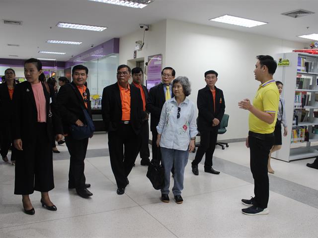 คณะผู้บริหาร,บุคลากร,มหาวิทยาลัยเทคโนโลยีสุรนารีและโรงเรียนราชสีมาวิทยาลัย,จังหวัดนครราชสีมา,,เยี่ยมชมศูนย์บรรณสารและสื่อการศึกษา,มหาวิทยาลัยพะเยา