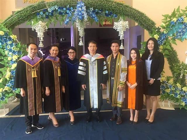 พิธีมอบเสื้อปฏิบัติการวิชาชีพสาธารณสุขชุมชนและเข็มสมเด็จพระมหิตลาธิเบศ,อดุลยเดชวิกรม,พระบรมราชชนกแก่นิสิตสาขาวิชาอนามัยชุมชน