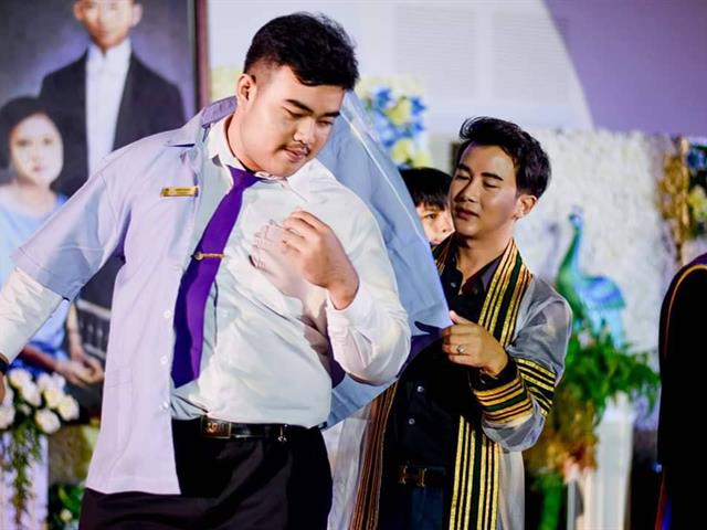 พิธีมอบเสื้อปฏิบัติการวิชาชีพสาธารณสุขชุมชนและเข็มสมเด็จพระมหิตลาธิเบศ,อดุลยเดชวิกรม,พระบรมราชชนกแก่นิสิตสาขาวิชาอนามัยชุมชน