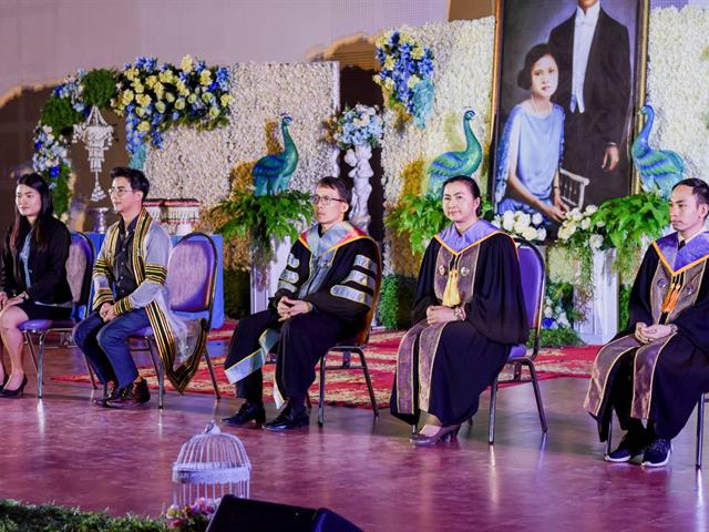 พิธีมอบเสื้อปฏิบัติการวิชาชีพสาธารณสุขชุมชนและเข็มสมเด็จพระมหิตลาธิเบศ,อดุลยเดชวิกรม,พระบรมราชชนกแก่นิสิตสาขาวิชาอนามัยชุมชน
