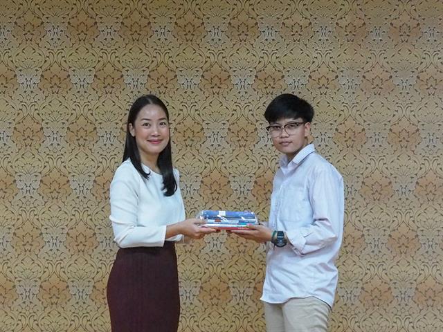 นิสิตคณะนิติศาสตร์,รับทุนหนังสือจากสำนักพิมพ์วิญญูชน