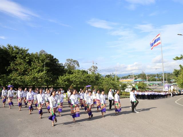 คณะผู้บริหาร,คณาจารย์,และนิสิต,มพ.,กว่า,4,000,คน,ร่วมสืบสานประเพณีเดินเข้ามหาวิทยาลัยพะเยา,เพื่อก้าวสู่ปีที่,9,แห่งการพัฒนา,สร้างคุณค่าสู่สากล
