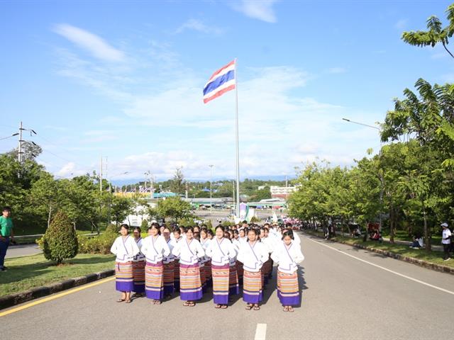 คณะผู้บริหาร,คณาจารย์,และนิสิต,มพ.,กว่า,4,000,คน,ร่วมสืบสานประเพณีเดินเข้ามหาวิทยาลัยพะเยา,เพื่อก้าวสู่ปีที่,9,แห่งการพัฒนา,สร้างคุณค่าสู่สากล