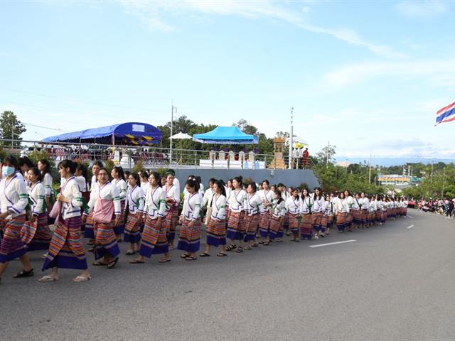 คณะผู้บริหาร,คณาจารย์,และนิสิต,มพ.,กว่า,4,000,คน,ร่วมสืบสานประเพณีเดินเข้ามหาวิทยาลัยพะเยา,เพื่อก้าวสู่ปีที่,9,แห่งการพัฒนา,สร้างคุณค่าสู่สากล