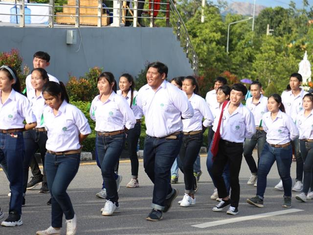 คณะผู้บริหาร,คณาจารย์,และนิสิต,มพ.,กว่า,4,000,คน,ร่วมสืบสานประเพณีเดินเข้ามหาวิทยาลัยพะเยา,เพื่อก้าวสู่ปีที่,9,แห่งการพัฒนา,สร้างคุณค่าสู่สากล