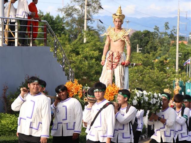 คณะผู้บริหาร,คณาจารย์,และนิสิต,มพ.,กว่า,4,000,คน,ร่วมสืบสานประเพณีเดินเข้ามหาวิทยาลัยพะเยา,เพื่อก้าวสู่ปีที่,9,แห่งการพัฒนา,สร้างคุณค่าสู่สากล