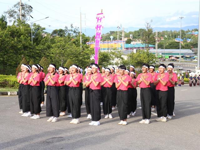 คณะผู้บริหาร,คณาจารย์,และนิสิต,มพ.,กว่า,4,000,คน,ร่วมสืบสานประเพณีเดินเข้ามหาวิทยาลัยพะเยา,เพื่อก้าวสู่ปีที่,9,แห่งการพัฒนา,สร้างคุณค่าสู่สากล