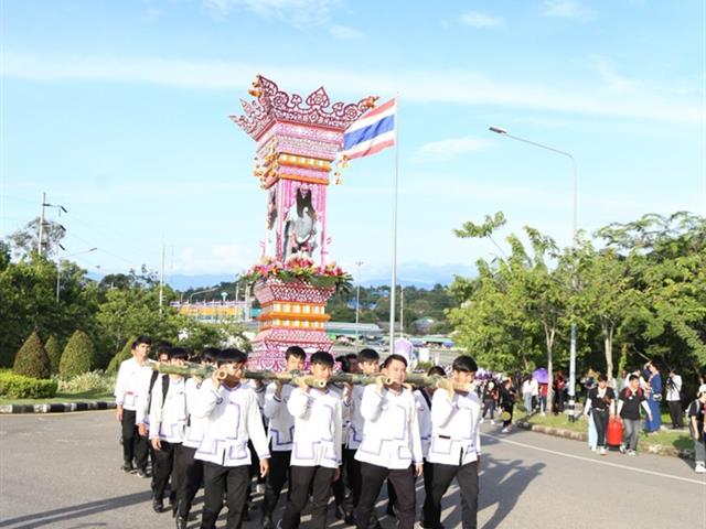 คณะผู้บริหาร,คณาจารย์,และนิสิต,มพ.,กว่า,4,000,คน,ร่วมสืบสานประเพณีเดินเข้ามหาวิทยาลัยพะเยา,เพื่อก้าวสู่ปีที่,9,แห่งการพัฒนา,สร้างคุณค่าสู่สากล