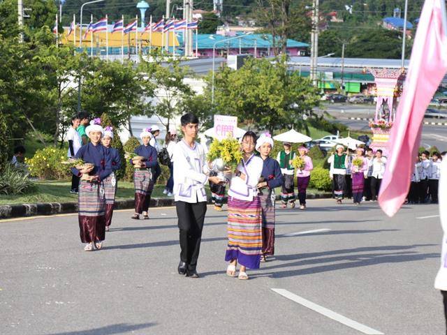 คณะผู้บริหาร,คณาจารย์,และนิสิต,มพ.,กว่า,4,000,คน,ร่วมสืบสานประเพณีเดินเข้ามหาวิทยาลัยพะเยา,เพื่อก้าวสู่ปีที่,9,แห่งการพัฒนา,สร้างคุณค่าสู่สากล