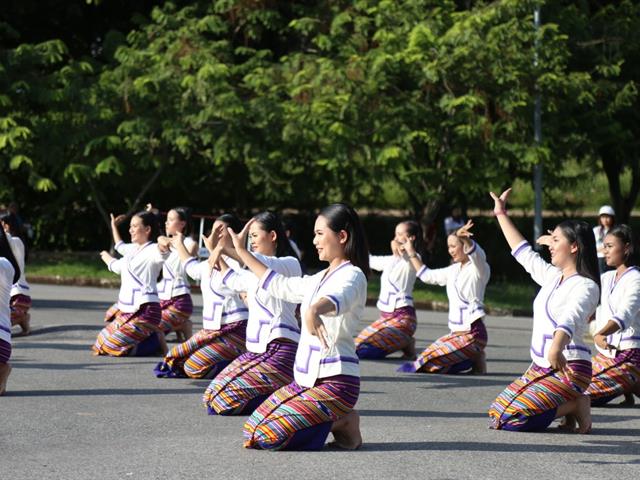 คณะผู้บริหาร,คณาจารย์,และนิสิต,มพ.,กว่า,4,000,คน,ร่วมสืบสานประเพณีเดินเข้ามหาวิทยาลัยพะเยา,เพื่อก้าวสู่ปีที่,9,แห่งการพัฒนา,สร้างคุณค่าสู่สากล