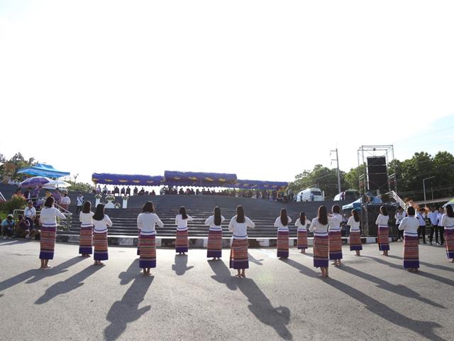 คณะผู้บริหาร,คณาจารย์,และนิสิต,มพ.,กว่า,4,000,คน,ร่วมสืบสานประเพณีเดินเข้ามหาวิทยาลัยพะเยา,เพื่อก้าวสู่ปีที่,9,แห่งการพัฒนา,สร้างคุณค่าสู่สากล