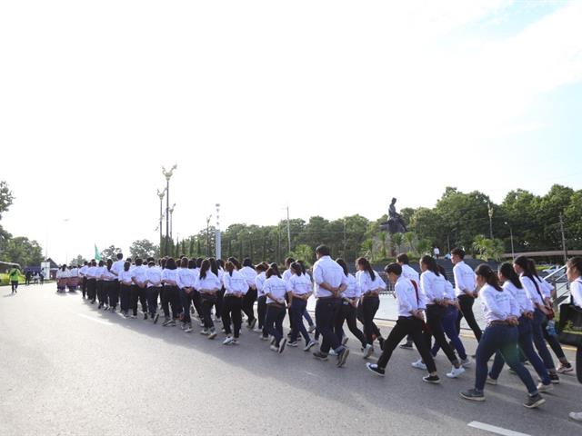 คณะผู้บริหาร,คณาจารย์,และนิสิต,มพ.,กว่า,4,000,คน,ร่วมสืบสานประเพณีเดินเข้ามหาวิทยาลัยพะเยา,เพื่อก้าวสู่ปีที่,9,แห่งการพัฒนา,สร้างคุณค่าสู่สากล
