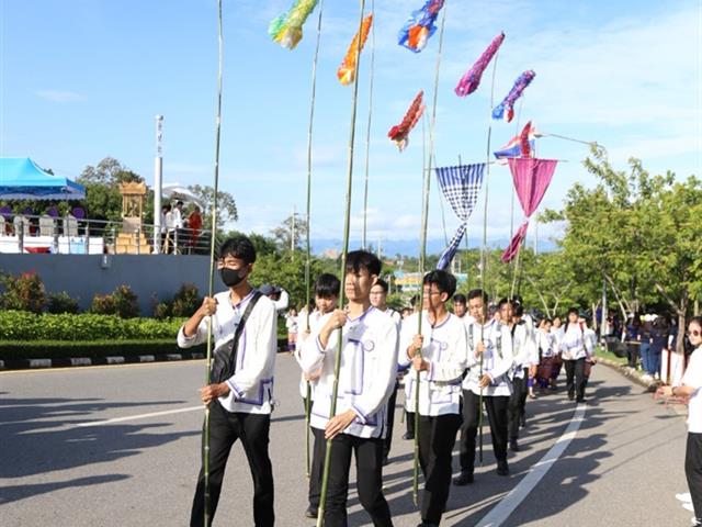 คณะผู้บริหาร,คณาจารย์,และนิสิต,มพ.,กว่า,4,000,คน,ร่วมสืบสานประเพณีเดินเข้ามหาวิทยาลัยพะเยา,เพื่อก้าวสู่ปีที่,9,แห่งการพัฒนา,สร้างคุณค่าสู่สากล