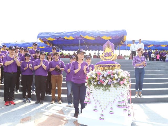 คณะผู้บริหาร,คณาจารย์,และนิสิต,มพ.,กว่า,4,000,คน,ร่วมสืบสานประเพณีเดินเข้ามหาวิทยาลัยพะเยา,เพื่อก้าวสู่ปีที่,9,แห่งการพัฒนา,สร้างคุณค่าสู่สากล