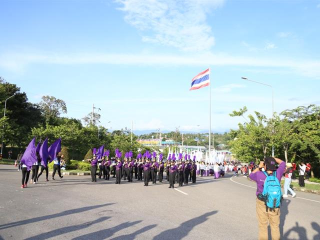 คณะผู้บริหาร,คณาจารย์,และนิสิต,มพ.,กว่า,4,000,คน,ร่วมสืบสานประเพณีเดินเข้ามหาวิทยาลัยพะเยา,เพื่อก้าวสู่ปีที่,9,แห่งการพัฒนา,สร้างคุณค่าสู่สากล