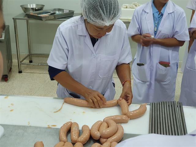 คณะเกษตรศาสตร์และทรัพยากรธรรมชาติ,ม.พะเยา,จัดโครงการ,“ฝึกอบรมเทคโนโลยีการแปรรูปเนื้อสัตว์,หลักสูตรการทำไส้กรอกเยอรมัน”,