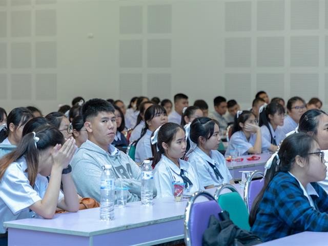 คณะทันตแพทยศาสตร์เข้าร่วมการแนะแนวทางการศึกษาวิชาชีพทันตแพทย์แก่นักเรียนชั้น,ม.6,โรงเรียนสาธิต,ม.พะเยา