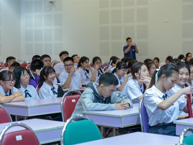 คณะทันตแพทยศาสตร์เข้าร่วมการแนะแนวทางการศึกษาวิชาชีพทันตแพทย์แก่นักเรียนชั้น,ม.6,โรงเรียนสาธิต,ม.พะเยา