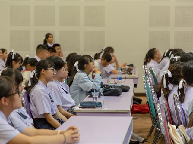 คณะทันตแพทยศาสตร์เข้าร่วมการแนะแนวทางการศึกษาวิชาชีพทันตแพทย์แก่นักเรียนชั้น,ม.6,โรงเรียนสาธิต,ม.พะเยา