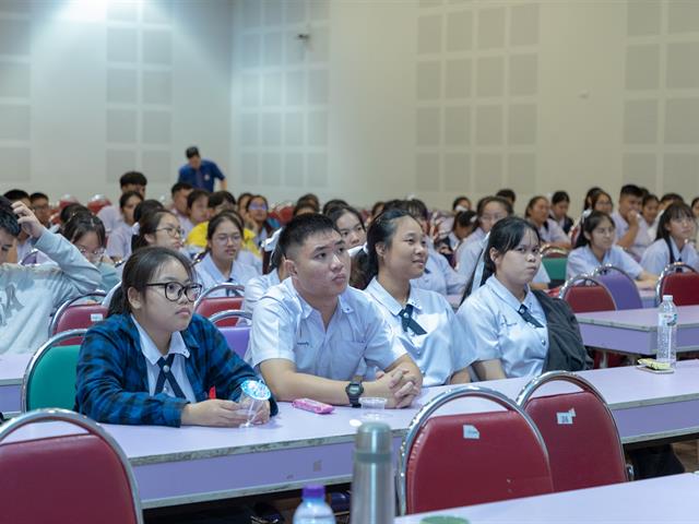 คณะทันตแพทยศาสตร์เข้าร่วมการแนะแนวทางการศึกษาวิชาชีพทันตแพทย์แก่นักเรียนชั้น,ม.6,โรงเรียนสาธิต,ม.พะเยา
