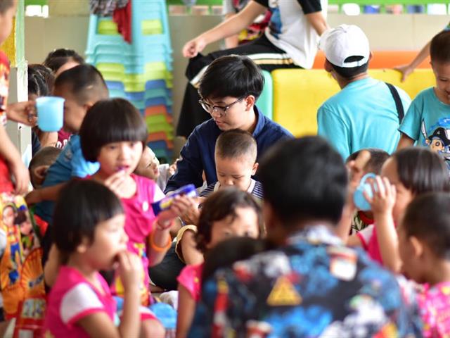 นิสิตคณะนิติศาสตร์ร่วมกันจัดโครงการนักกฎหมายปันรอยยิ้มสู่ชุมชน