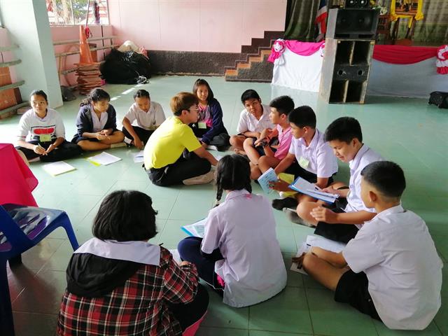 นิสิตสาขาวิชาการส่งเสริมสุขภาพ,คณะแพทยศาสตร์,ลงพื้นที่ติดตามโครงการอาสาสมัครน้อยประจำโรงเรียน,(อสม.น.),ภายใต้โครงการจิตสำนึกรักเมืองไทยปีที่,11,โดยการสนับสนุนของสำนักงานเลขานุการสำนักงานปลัดกระทรวงกลาโหม