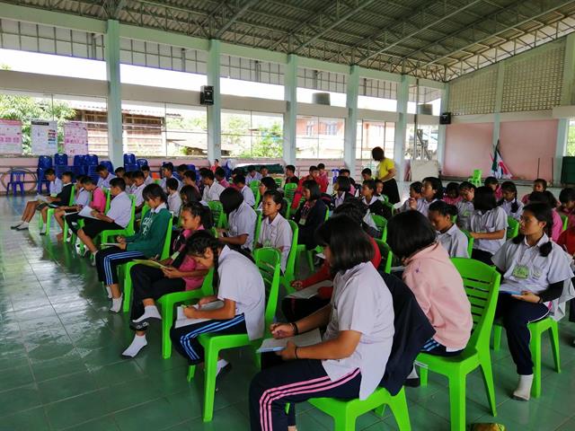 นิสิตสาขาวิชาการส่งเสริมสุขภาพ,คณะแพทยศาสตร์,ลงพื้นที่ติดตามโครงการอาสาสมัครน้อยประจำโรงเรียน,(อสม.น.),ภายใต้โครงการจิตสำนึกรักเมืองไทยปีที่,11,โดยการสนับสนุนของสำนักงานเลขานุการสำนักงานปลัดกระทรวงกลาโหม