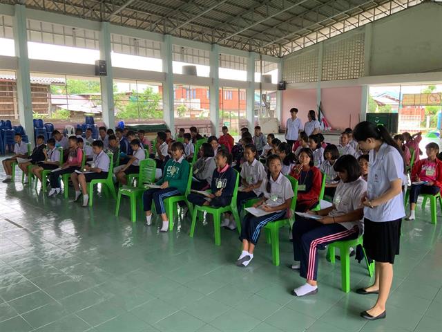 นิสิตสาขาวิชาการส่งเสริมสุขภาพ,คณะแพทยศาสตร์,ลงพื้นที่ติดตามโครงการอาสาสมัครน้อยประจำโรงเรียน,(อสม.น.),ภายใต้โครงการจิตสำนึกรักเมืองไทยปีที่,11,โดยการสนับสนุนของสำนักงานเลขานุการสำนักงานปลัดกระทรวงกลาโหม