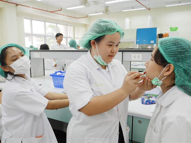 สาขาวิทยาศาสตร์เครื่องสำอาง,ดำเนินปฏิบัติการเตรียมตำรับผลิตภัณฑ์ดูแลและตกแต่งริมฝีปาก