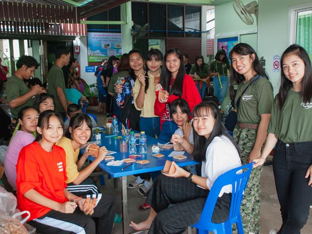 คณะเกษตรศาสตร์และทรัพยากรธรรมชาติ,ม.พะเยา,ร่วมจัดกิจกรรมการบรรยายให้ความรู้เกี่ยวกับเศรษฐกิจพอเพียงและการเล่าประสบการณ์ของนิสิตจากชีวิตจริง,“,เรื่องการต่อยอดงานอดิเรกมาสู่รายได้,”